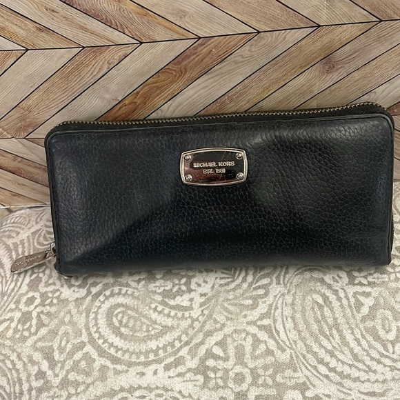 Michael Kors black pebbled leather‎ full size wallet multiple pockets zip close - Picture 1 of 9